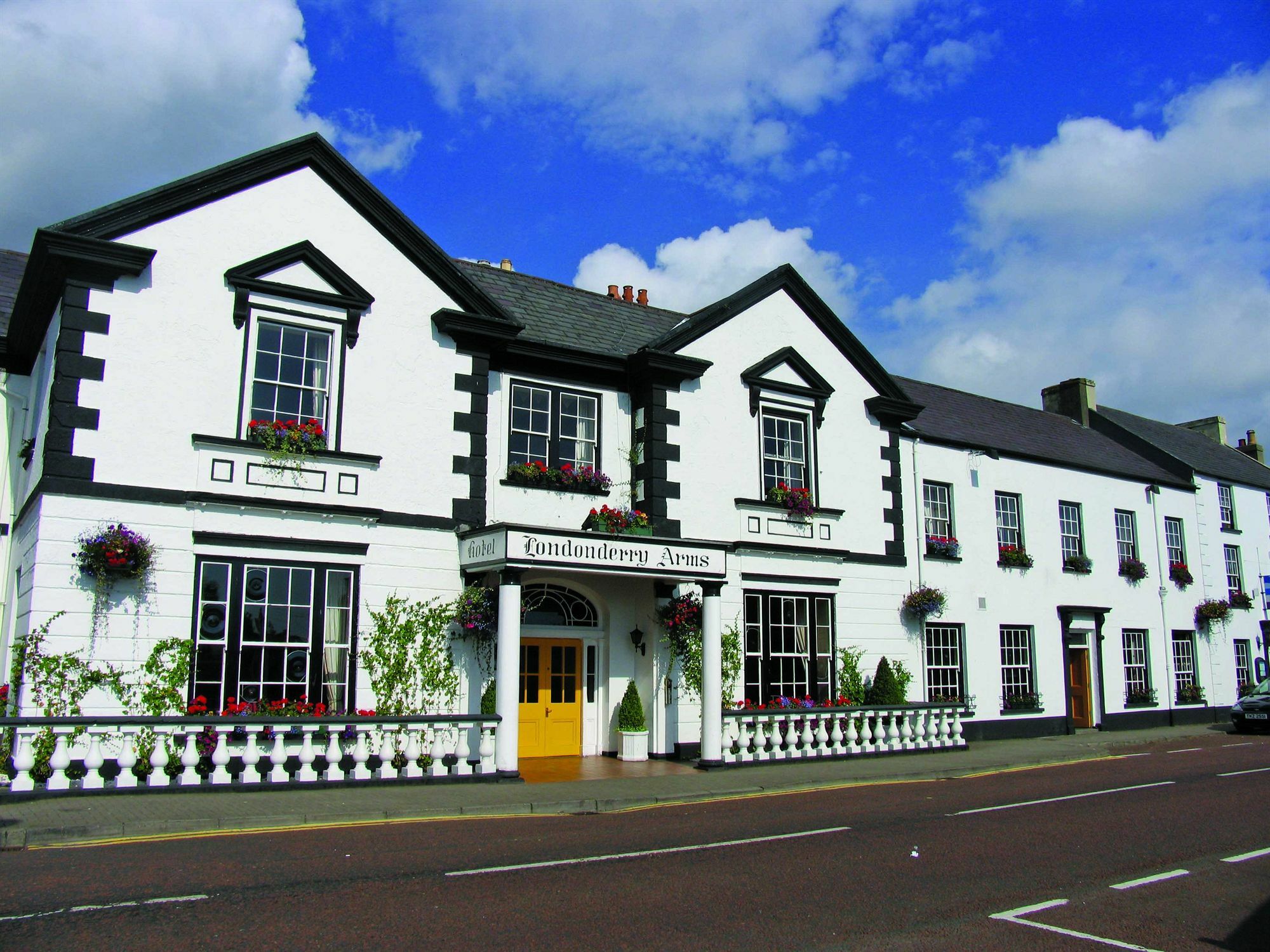 Londonderry Arms Hotel Карнлок Екстериор снимка